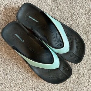 Aerothotic Sz 41 / 10 mint green flip flops